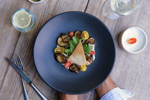 Berenjenas al grill con jocoque y zaatar, platillo gourmet en CDMX