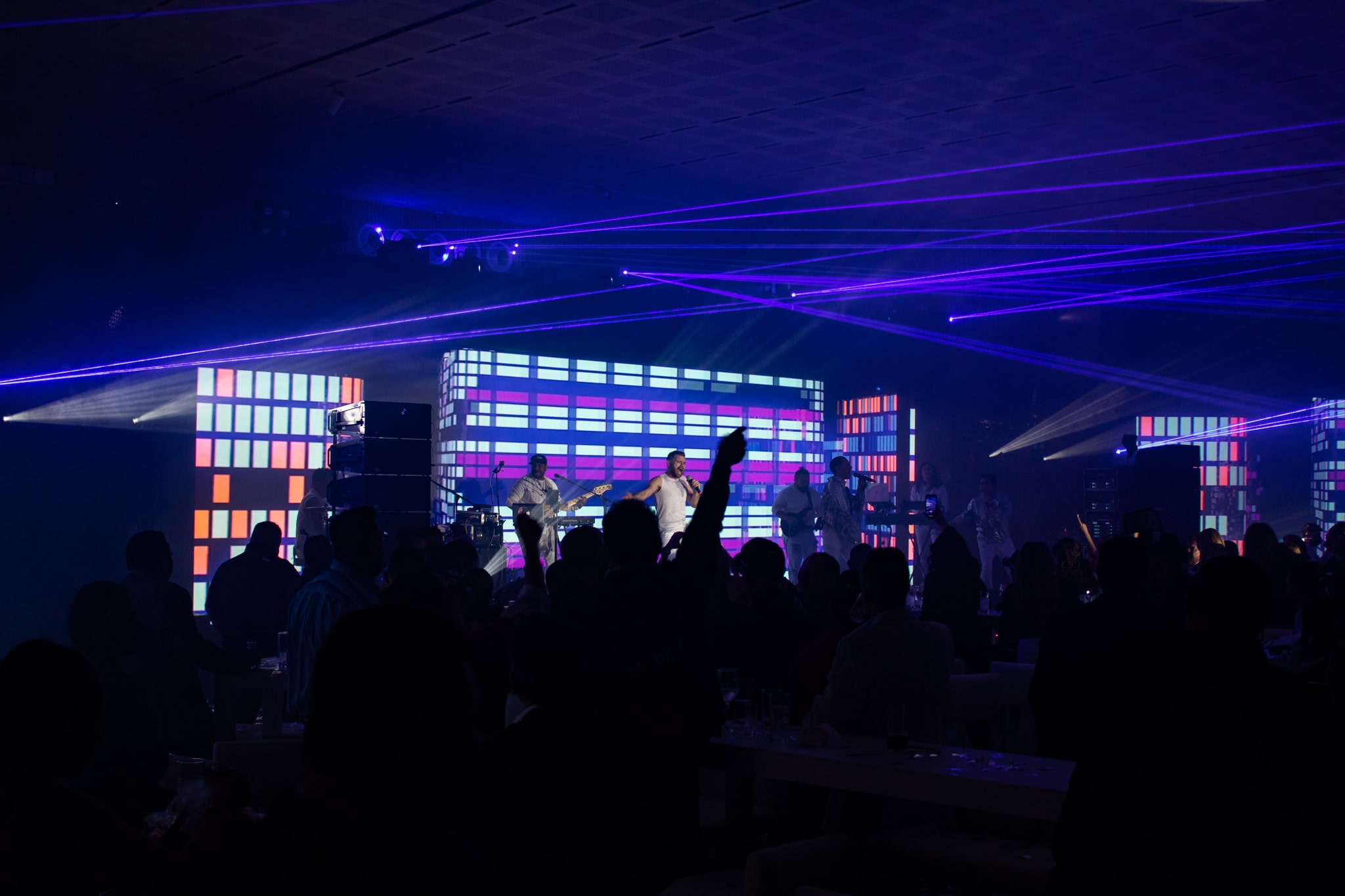 ¿DJ o música en vivo?