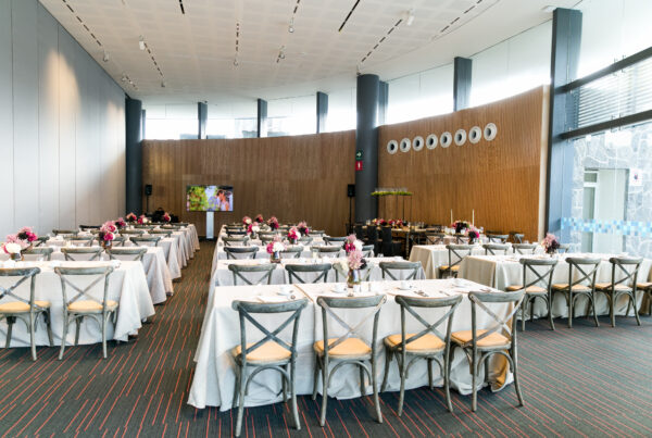 Montaje de evento corporativo con mobiliario elegante y decoración floral en salón Papalote